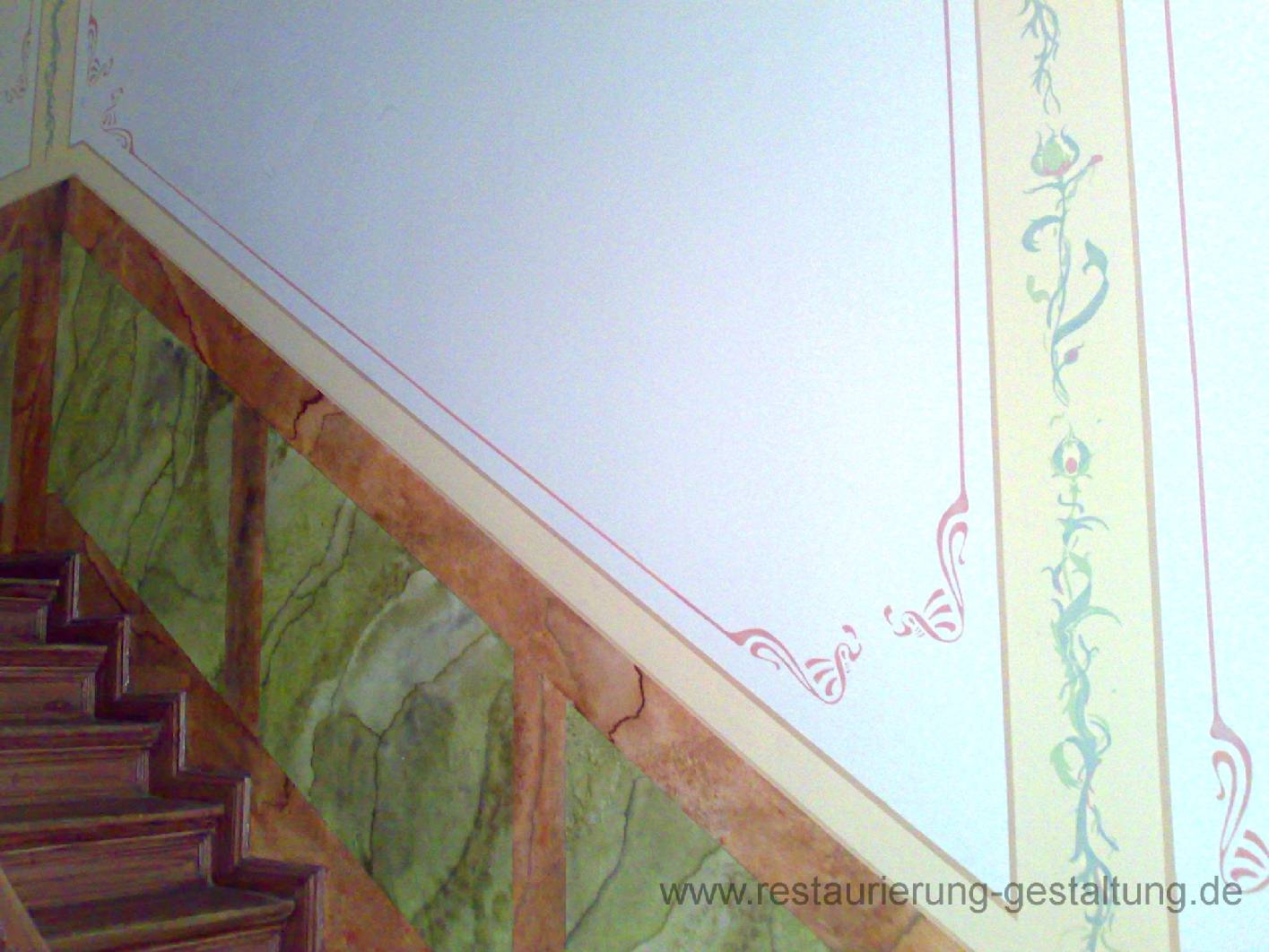 Norbert Schimpf hat sich als Malermeister und Techniker auf Arbeiten des Restaurator für Steinimitation spezialisiert. Vor allem die Marmormalerei ein Hauptelement seiner Arbeiten. Bevor der Malerbetrieb Restaurierung und Gestaltung die Marmorierung ausführt Werden alle Vorarbeiten und Malerarbeiten hergestellt. Zudem gehören meist das Spachteln, Kleben eines Malerflies und das Auftragen von einem Kalkspachtel. Die Marmorimitation wurde vom Restaurator Schimpf in Kassetten gemalt. An den Treppenhaus – Oberwänden ist eine Wandmalerei in Kassetten zu sehen. Der Maler Innungsbetreib Malermeister – Restaurierung – exklusive Malerarbeiten beschäftigt sich im Altbau – Treppenhaus.